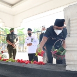Ahmad Muhdlor Ali, saat berziarah ke makam Bupati Sidoarjo yang pertama, RTP Tjokronegoro I. Foto: Ist.

