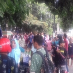 Para pelajar SMP tampak memenuhi jalan di depan SMAN 2 Kota Probolinggo, lokasi pertandingan futsal.