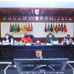  Rakor Gubernur, Pangdam dan Wakapolda serta para kepala daerah di Ruang Bina Yudha, Makodam V/Brawijaya, Rabu (2/6). Foto: ist