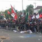 Ribuan mahasiswa saat demo di depan Gedung DPRD Jember.