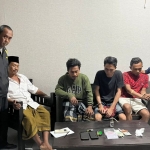 Pelaku beserta barang bukti yang diamankan Polsek Tamberu