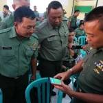 RAZIA POKEMON: Kolonel Chk M Ali Ridho memeriksa telepon seluler anggota usai acara pembinaan hukum dan mental bagi anggota TNI berikut keluarganya. foto: RONY SUHARTOMO/ BANGSAONLINE