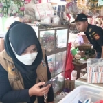 Petugas gabungan saat melakukan operasi gempur rokok ilegal di toko Kecamatan Montong dan Kerek.
