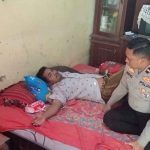 Kasatlantas Polres Bangkalan, AKP I Gusti Bagus Krisna Fuady, saat berkunjung ke korban kecelakaan lalu lintas.