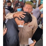 KH Agoes Ali Masyhuri (Gus Ali) memegang kepala Ustadz Abdul Somad (UAS) saat menyuwuknya di kantor PWNU Jatim Surabaya, Selasa (23/2/2021). foto: ist.