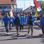Aksi puluhan mahasiswa PMII saat unjuk rasa di depan kantor Pemkab Jombang.
