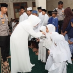 Kapolres Kediri Kota dan Ketua Bhayangkari Cabang Kediri Kota saat memberikan santunan kepada anak yatim. (Ist).