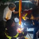 Petugas dari Damkar Gresik saat evakuasi mobil yang nyangkut di portal, Jalan Bangka, GKB. Foto: Ist