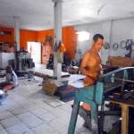pegawai sedang memroduksi alat dapur. foto: rizki alvian/BANGSAONLINE