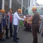 Pemotongan pita sebagai tanda pendistribusian logistik telah siap untuk dikirim ke gudang di Kantor Desa Pandanrejo, Kecamatan Bumiaji.