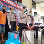 Kapolres Batu AKBP Harviadhi Agung Prathama saat merilis kasus pengoplosan elpiji subsidi 3 Kg di Mapolres Batu, Jumat (17/4).
