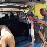 Petugas Satpol PP Kabupaten Kediri saat mengamankan seorang pria diduga ODGJ ke dalam mobil. (Ist). 