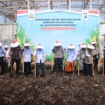 Wakapolres Pasuruan Kompol Andy saat bersama beberapa santri menanam jagung 