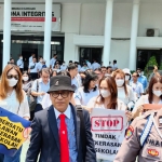 Para Wali Murid SMA Kristen Gloria 2 saat mendatangi Polrestabes Surabaya bersama kuasa hukumnya