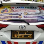 Satlantas Polres Blitar memasang stiker imbauan pencegahan Corona di bagian belakang mobil dinasnya.