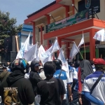 Aksi buruh saat demo di depan kantor Pemkab Tuban.