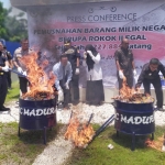 Pemusnahan rokok ilegal di Kantor Pengawasan dan Pelayanan Bea dan Cukai TMP C Madura dengan cara dibakar.