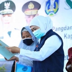 Gubernur Khofifah saat meninjau sertifikat tanah milik masyarakat yang mengikuti program PTSL.