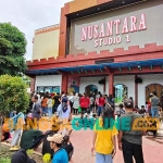 Para wisatawan saat antre untuk membeli tiket masih ke Nusantara Studio 1 atau ke wahana wisata kota mungil. Foto: MUJI HARJITA/BANGSAONLINE