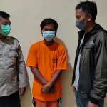 Tersangka penjambretan ketika diapit dua petugas Polsek Pagu, Polres Kediri. Foto: Ist