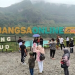 Para wisatawan saat menikmati keindahan kawah gunung Kelud. Foto: Muji Harjita/BANGSAONLINE