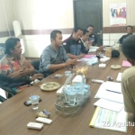 Pegiat sosial dan sejumlah aktivis LSM saat mendatangi kantor Dinas Pekerjaan Umum Bina Marga (DPUBM) Pasuruan.