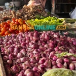 Bawang merah menjadi salah satu bahan pokok yang mengalami kenaikan. Foto: Sulthon/BANGSAONLINE.