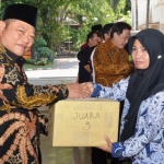 Bupati Saiful Ilah menyerahkan hadiah di Gebyar Prestasi KPM PKH. foto: ist