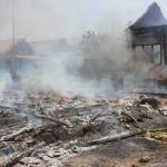 RATA - Dua rumah ludes terbakar dan 1 sekolah rusak berat akibat terjadi kebakaran yang disebabkan konsleting listrik. foto: suwandi/BANGSAONLINE