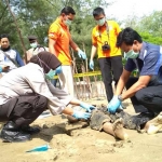 Petugas saat melakukan olah TKP di tempat kejadian.