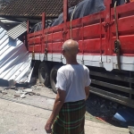 Kondisi truk dan rumah warga yang ditabrak. foto: TRIWIYOGA/ BANGSAONLINE