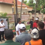 Mediasi antara petugas dengan massa aksi yang melakukan pengerusakan di Kantor PT Jabbaru Elektrodaya Telematika, Surabaya.