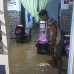 Banjir masuk ke rumah salah satu warga Kelurahan Surodakan.