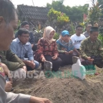 Pemakaman Wiji Saechoni anggota KPPS Desa/Kecamatan Ponggok dihadiri Ketua beserta komisioner KPU Blitar.