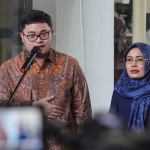 Bupati Kediri Hanindito Himawan Pramana saat memberi keterangan kepada wartawan didampingi wakilnya Dewi Mariya Ulfa. Foto: Ist.