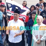 Vinanda Prameswati dan KH Qowimuddin Thoha atau yang akrab disapa Gus Qowim saat berbaur dengan para pemuda. Foto: MUJI HARJITA/BANGSAONLINE