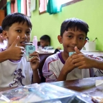 Para siswa saat menikmati makanan bergizi. Foto: Ist