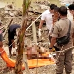 Jasad BS (29) usai berhasil dievakuasi ke daratan oleh petugas.