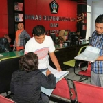 Tim saber pungli memeriksa dokumen pemohon saat OTT di kantor Dispendukcapil Kabupaten Blitar.