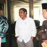BERI KETERANGAN: Ketua DPRD Sidoarjo H Sullamul Hadi Nurmawan (kiri) saat menyampaikan perihal penonaktifan HM Rifai (tengah), di DPRD Sidoarjo, Selasa (2/8). foto istimewa