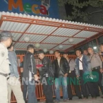 Petugas Satpol PP bersama Tim Tipiring Polrestabes Surabaya saat merazia kembali Karaoke Mega di Jl Ngaglik tadi malam.