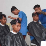 Para WBP Lapas Kediri saat praktik memotong rambut. Foto: Ist