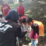 Salah satu Tim ACT saat memberi layanan trauma healing kepada anak-anak korban bencana banjir bandang di Kota Batu dan Malang. Foto: Ist