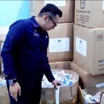 Pj Wali Kota Moh. Ali Kuncoro didampingi Ketua KPU Kota Mojokerto sedang memantau kedatangan surat suara.