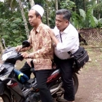 Anggota Komisi C DPRD Jatim, Irwan Setiawan menumpang sepeda motor saat sambang dapil beberapa waktu lalu. foto: Irwan Setiawan for BO