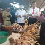 Kasatreskrim Polresta Sidoarjo Kompol Muhammad Harris (berdasi) saat memantau harga daging ayam di Pasar Larangan.