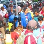 BEREBUT: Warga menyerbu pembagian takjil oleh mahasiswa PMII Sidoarjo di perempatan Jl Ahmad Yani, dekat Alun-alun Sidoarjo, Senin (27/6). foto: ist