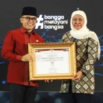 Gubernur Khofifah saat menerima penghargaan di Jakarta.