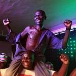 Mison Sere dipanggul setelah memenangkan Kontes Pria Terjelek 2015. Foto: repro Tsvangirayi Mukwazhi/AP