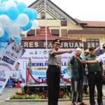 Kapolres Pasuruan saat melepas balon bersama jajaran forkopimda sebagai tanda dilauchingnya program S.O.L. foto: ANDY F/ BANGSAONLINE